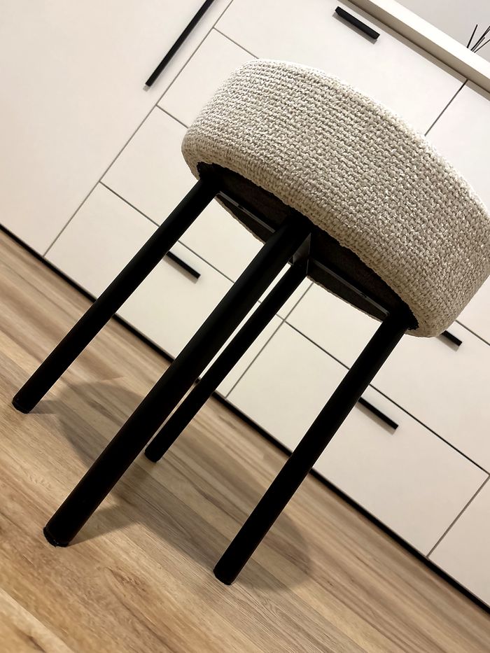 Oblazinjen okrogel stolček